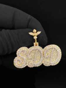 Pendentif Premium pour Homme en Alliage Plaqué Or, Style Hip Hop, Effet Diamant CZ, Iced Heritage - Product Image 4