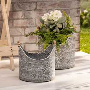 Pot de fleurs rustique en métal galvanisé avec poignées en bois, motif floral en relief, pour jardin - Product Image 1