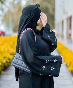 Abayas respirantes à manches longues Zardozi élégantes et modestes brodées à la main pour femmes - Product Image 1
