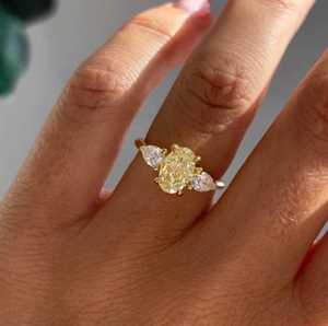 Precioso anillo de tres piedras con diamante amarillo de corte ovalado de 1.02 CT, cultivado en laboratorio, oro sólido de 14k, trilogía, regalo de boda para parejas - Product Image 2