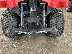 รถแทรกเตอร์เดินตาม Massey Ferguson รุ่น GC1723E FL1805 ขับเคลื่อน 4 ล้อ เครื่องยนต์ดีเซล กำลัง 70 แรงม้า พร้อมที่ตักด้านหน้า สำหรับใช้งานในฟาร์มและสนามหญ้า - Product Image 5