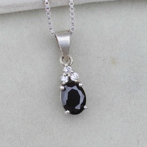 Rhaya Jewels - Colgante de Ónix Negro Tallado para Mujer, Plata de Ley 925 con Baño de Rodio, Engaste Minimalista de Garra, Natural - Product Image 2