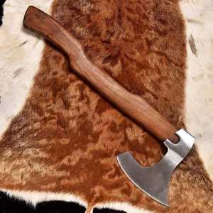 UA Supplies Hache Viking Bushcraft Premium, Hachette Nordique Forgée à la Main, Tête en Acier Fait Main, Manche en Bois, pour Camping et Activités de Plein Air, 4 1/2 pouces - Product Image 3