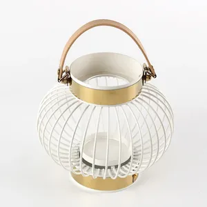 เชิงเทียนโลหะสีขาวตกแต่งด้วยสีทองพร้อมหูจับหนังสำหรับตกแต่งบ้าน - Product Image 1
