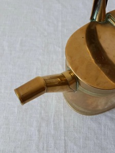 Arrosoir en métal de haute qualité, parfait pour arroser les semis et les jeunes plantes avec soin, fabriqué à la main en Inde - Product Image 6