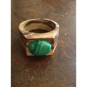 Anillo de Dedo de Madera con Acabado Natural de Resina Moderna, Elegante Joyería - Product Image 3