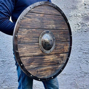 Grand bouclier en bois de style viking, design nordique rond, fabriqué à la main pour une utilisation décorative et pour les événements costumés - Product Image 5