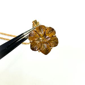 Collier pendentif fleur en œil de tigre AAA pour femme, pendentif fleur en pierre précieuse œil de tigre sculpté à la main, vente en gros - Product Image 4