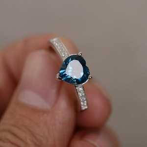 Anillo de topacio azul de Londres con corte de corazón, anillo de plata de ley, anillo de promesa, regalo de joyería para mujer - Product Image 2
