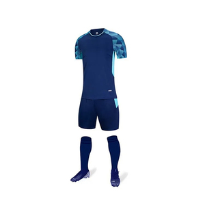 Ensemble de tenue de football 100% polyester léger, séchage rapide, respirant, antibactérien, personnalisable - Product Image 1