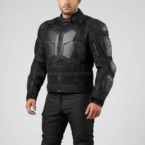 Veste de protection pour motard avec matériau de protection flexible, sangles réglables et design audacieux inspiré du streetwear moderne - Product Image 5