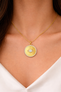 Colgante de oro radiante con halo de circonita cúbica y collar de plata de ley para ella - Product Image 4