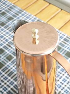 Pichet ou carafe en acier inoxydable plaqué cuivre, idéal pour les boissons et la présentation décorative de table, fabriqué à la main en Inde - Product Image 5
