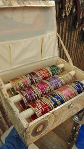 Coffret cadeau en verre orné de pierres Kundan avec bracelets multicolores et rangement enroulable à motif floral pour femmes - Product Image 5