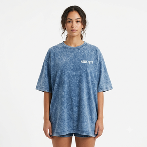 Camiseta lisa para mujer con efecto acid wash, personalizable, de manga corta, cuello redondo, estilo casual y urbano. - Product Image 1