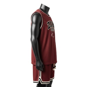 Conjunto de pantalones cortos de baloncesto para hombre, de malla de poliéster GSM Performance, color granate con paneles blancos, logotipo personalizado con estampado térmico, conjunto de pantalones cortos para hombre. - Product Image 3