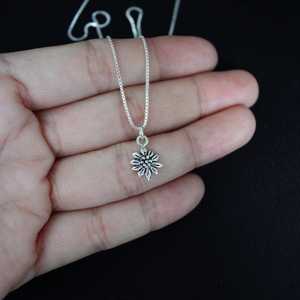 Pendentif Fleur Vintage Élégant en Argent Sterling 925, Charme Floral Miniature avec Pierre Naturelle, Bijou de Fiançailles, Cadeau - Product Image 2
