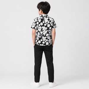 เสื้อเชิ้ตเด็กผู้ชายแขนสั้นลายดอกไม้ขาวดำติดกระดุม พร้อมกางเกงขายาวสีดำ - Product Image 3