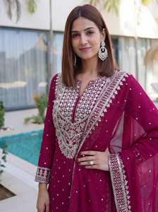 ความสง่างามที่ถูกเย็บปักถักร้อยอย่างประณีตในทุกๆ รายละเอียด งานปักอันงดงามผสมผสานเสน่ห์แบบดั้งเดิมเหนือกาลเวลา ชุดสัลวาร์ คามีซสำหรับค่ำคืนแห่งงานรื่นเริงและบรรยากาศงานแต่งงาน - Product Image 3