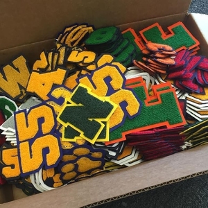 ป้ายปักเชนีลล์สุดเท่ห์ ปักลายตามสั่ง สำหรับเสื้อแจ็คเก็ตวาร์ซิตี้ เสื้อฮู้ดดี้ เสื้อผ้าแฟชั่น และชุดกีฬา สหรัฐอเมริกา - Product Image 3