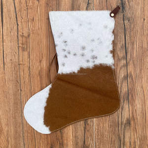 El más vendido Medias de árbol de Navidad de vaquero de cuero genuino marrón con flecos largos Medias personalizadas de cuero de vaca peludo - Product Image 4