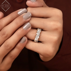 Anillo de media eternidad de lujo con diamantes redondos en forma de pera, engaste de púas en oro amarillo, joyería de boda para mujer - Product Image 6