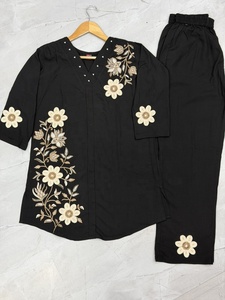 Conjunto de Kurti negro con bordado floral, corte holgado, ropa informal para mujer, estilo indio-pakistaní, de proveedor indio. - Product Image 3