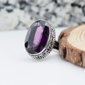 แหวนทองเหลืองประดับคริสตัลสีม่วงรูปไข่ ดีไซน์สวยเก๋สำหรับเธอ - Product Image 3