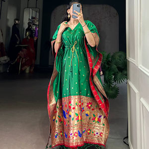 Kaftan en soie Gaji pure de qualité supérieure, imprimé numériquement, avec dentelle Gotta Patti et pompons - Product Image 1