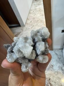 Calcedonia Negra y Gris de Alta Calidad con Stilbite |   Espécimen de Cristal de Colección Premium - Product Image 1