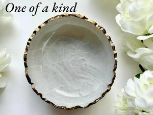 Bol décoratif en résine de luxe avec une finition élégante, idéal pour les tables de fête ou les pièces modernes et minimalistes. - Product Image 3