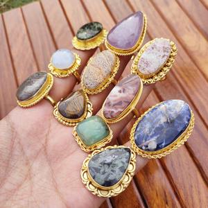 Anillo de latón estilo bohemio multicolor con piedras preciosas naturales para meditación, sanación energética y regalos. Disponible para exportación. - Product Image 5