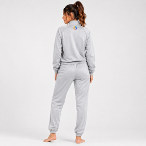 Chándal elegante para mujer diseñado con tela transpirable, comodidad relajada y movimiento flexible para entrenamiento físico y uso diario. - Product Image 3