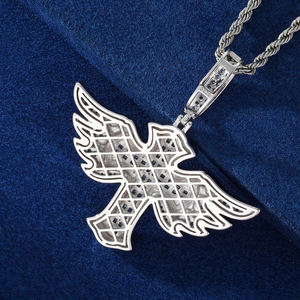 Colgante de Cruz Chapado en Oro de 18K con Alas y Cristales de Estrás, Amuleto Religioso, Joyería para Hombre, Regalo - Product Image 2