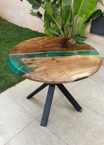 Table à manger ronde en bois massif avec finition naturelle à bords bruts et base en métal noir moderne pour les intérieurs de maisons de luxe - Product Image 4