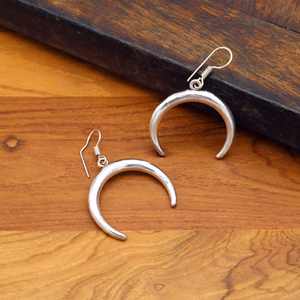 Pendientes de luna creciente Pendientes de gota colgantes minimalistas en latón Joyería lunar Bohemia vintage Regalo de mujer celestial - Product Image 2