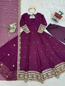 Magnifique ensemble Anarkali, coupe confortable, look élégant, robe et pantalon stylés, dupatta assorti, est magnifique, idéal pour les occasions festives, un look ethnique sublime. - Product Image 1