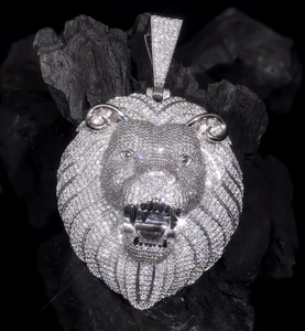 Colgante de cabeza de león con incrustaciones de moissanita estilo hip hop, en tono plateado, joyería con diseño de cara de animal para hombre, estilo urbano, regalo de lujo. - Product Image 1