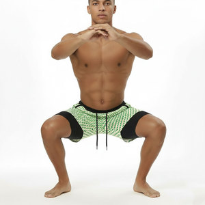 Shorts de bain pour hommes 2-en-1 à sublimation, imprimé à pois optiques, pour la plage et l'entraînement, avec poche zippée et doublure de compression - Product Image 5