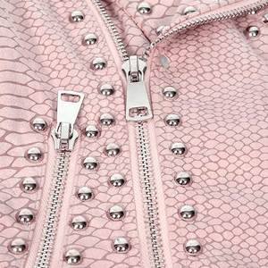 Veste Courte en Cuir Véritable pour Femme, Style Rock, Tendance, Ajustée, avec Rivets aux Épaules et Fermeture Éclair - Product Image 3