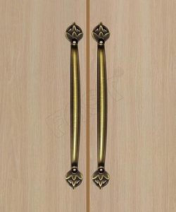 Manijas Tradicionales de Latón para Gabinetes con Extremos Florales para Puertas de Almacenamiento y Armarios - Product Image 1