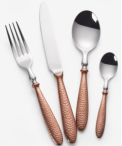 Ensemble de couverts modernes en acier inoxydable avec manches martelées or rose, compatibles lave-vaisselle, pour mariage, cuillère, fourchette, couteau - Product Image 1
