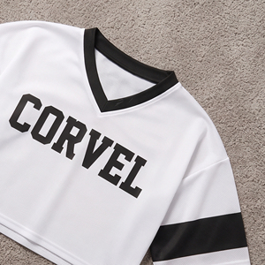 Camiseta deportiva de mujer con corte holgado y estampado gráfico de rayas, estilo crop top, para verano, con logo personalizado OEM, cuello en V y mangas cortas. - Product Image 4