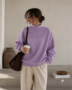 เสื้อสเวตเชิ้ตคอเต่าทรงโอเวอร์ไซส์สำหรับผู้หญิง สีม่วง ปักลายตัวอักษร ผ้าฝ้ายผสมใยไผ่ แขนยาว สไตล์ฤดูใบไม้ร่วง - Product Image 1