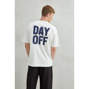 Las camisetas con eslóganes como "Day Off" son de moda para ropa informal y para marcas de streetwear de lujo discreto. Utilice palabras clave como "Estilo de vida" - Product Image 2