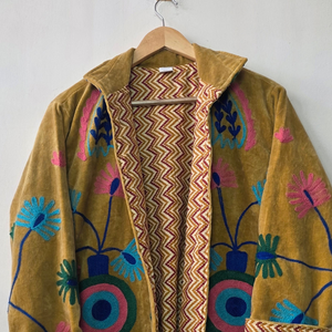 Morvi Fab 2026 # Veste en velours brodée jaune moutarde pour femme, motif floral coloré Suzani, style bohème folklorique, automne - Product Image 2