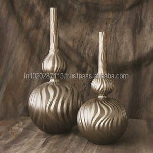 Vase en métal parfait pour les propriétaires de maisons à la recherche d'idées de présentation florale élégantes qui améliorent la qualité de la décoration globale de la pièce - Product Image 1