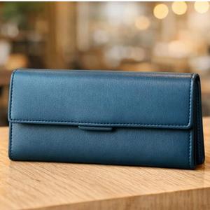 Cet article est une pochette en cuir Saffiano gris marbré, au design élégant avec fermeture à glissière. - Product Image 5