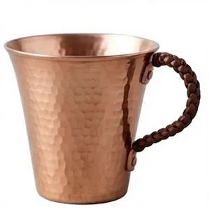 Mug en cuivre avec poignée tressée, vaisselle vintage pour cocktails et boissons froides, magnifiquement martelé à la main avec des bosses décoratives. - Product Image 2