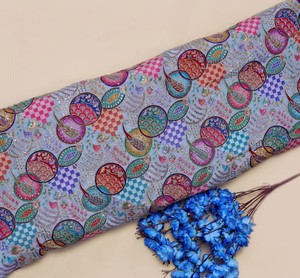 Tela de punto de peso medio con estampado floral y rayas, suave y transpirable, de crepé natural, con bordado. - Product Image 3